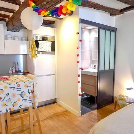 Modern Designed Apartment@ Beaubourg Apartment *